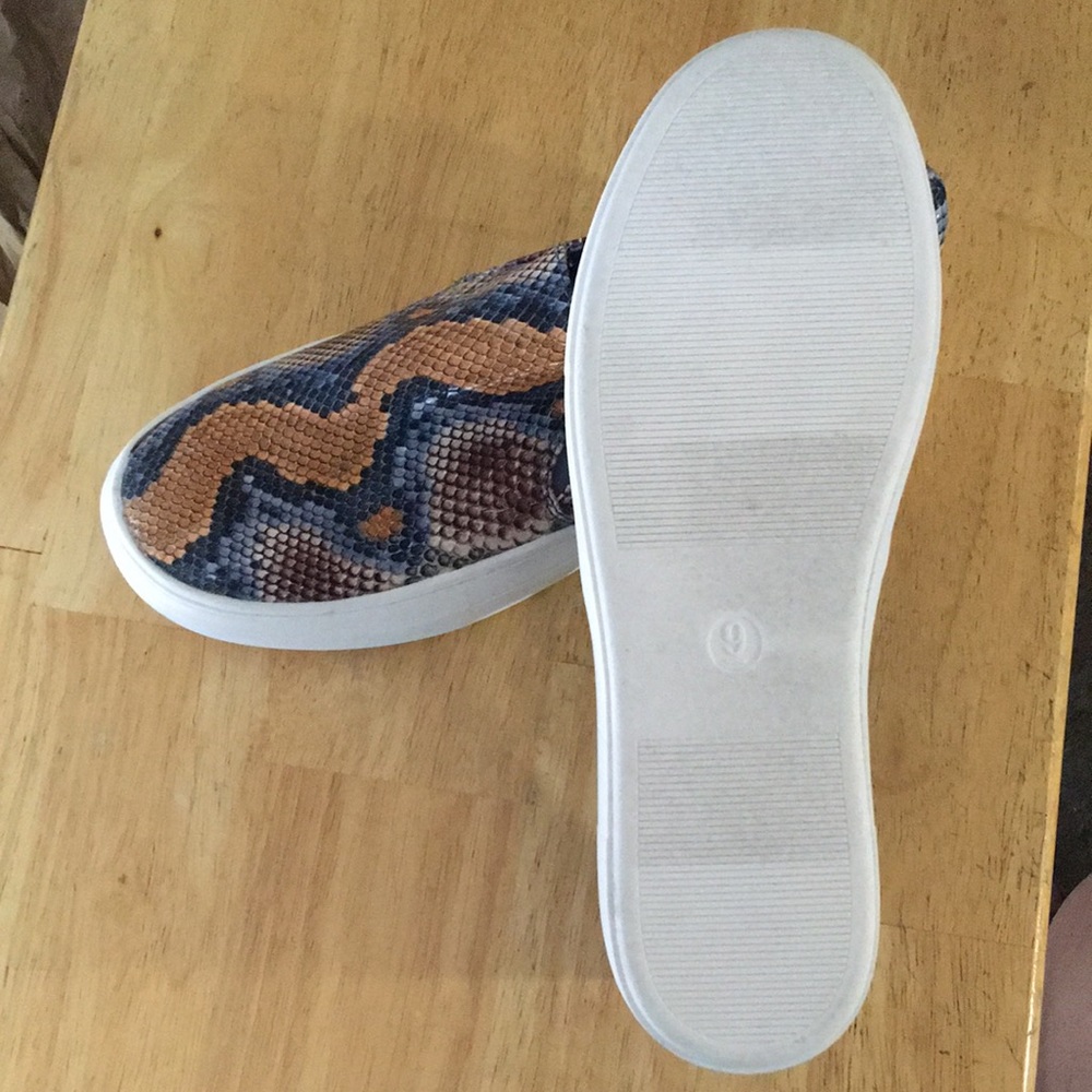 R2 Snakeskin Pattern Woman’s Slip-on’s, Size 9 - Picture 3 of 4